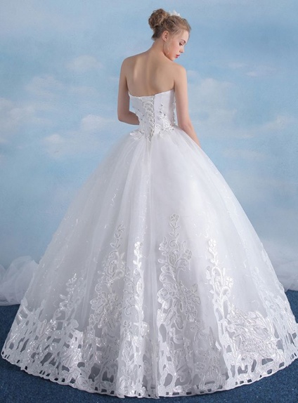 Vestito da sposa in pizzo ritagliato opaco e gonna principesca