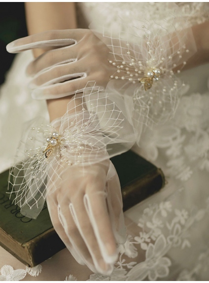 Elegant classic short bridal gloves