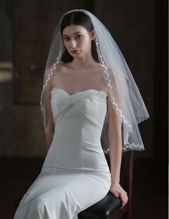 Velo da sposa corto in tulle con finitura con ricamo ramage